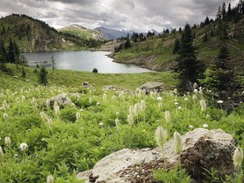 山间天然湖