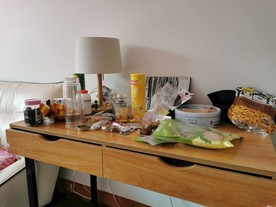 桌子上的零食