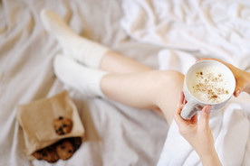 享受早餐的女性