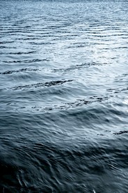 湖面水面轻微波纹