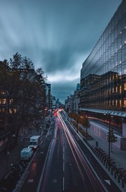 昏暗天空下的城市街道