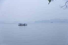 湖中游船