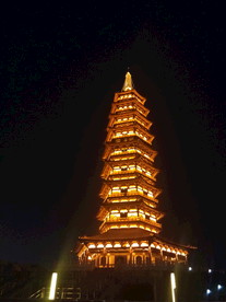 夜景灯光佛塔