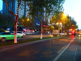 夜色下的城市街道
