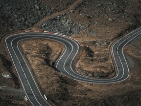 一条蜿蜒的山区赛道公路