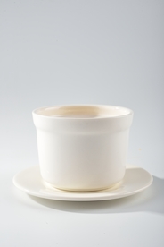 灰色背景下汤盅