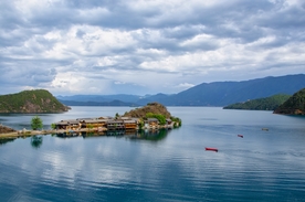 湖景山色