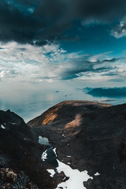天空  山