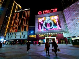 夜晚下的广场