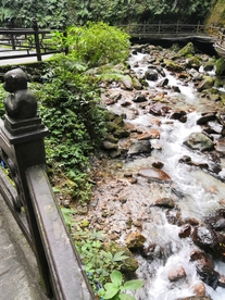 峨眉山小溪