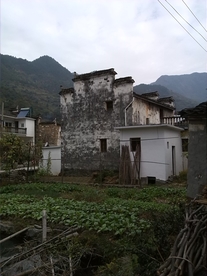 傍山房屋