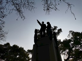 西湖边的雕塑