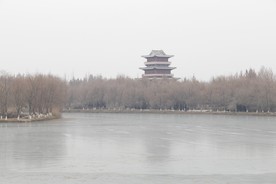 冰封湖面