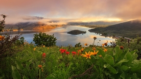 群山河流草地鲜花风景
