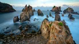群山大海礁石天空风景