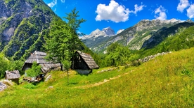 群山山坡天空木屋风景