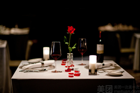 浪漫约会红酒情人节场景