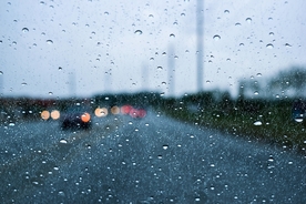 浪漫下雨玻璃水珠高清壁纸