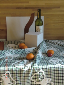 几何形体与红酒瓶的静物组合