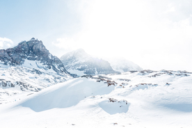 山峰冰川冬季下雪场景