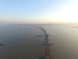 钢铁大桥的远景