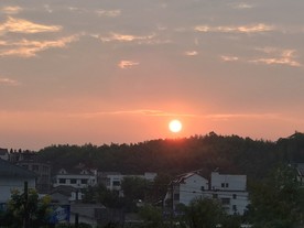 村落金色夕阳天空