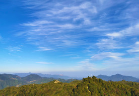 蓝天下的山