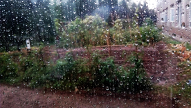 玻璃上的雨滴