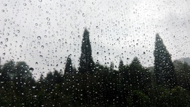 玻璃上的雨滴