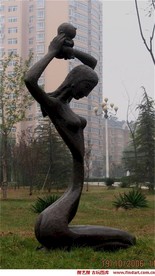 母与子雕塑