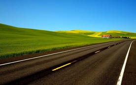 蓝色天空下的道路