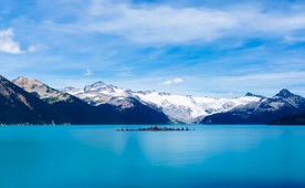 冰湖雪山