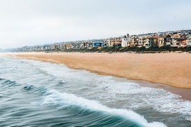 临近海边的小镇城市