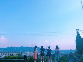 一群女孩背影