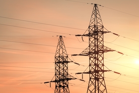 黄昏下的高压线路塔