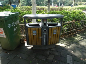 公园垃圾桶
