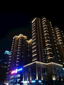夜色中的楼房