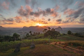 开阔平原日出日落