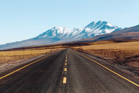 雪山下的公路景观高清