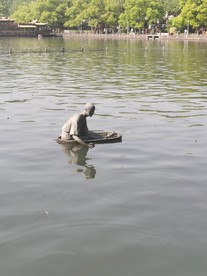 西湖中的石像
