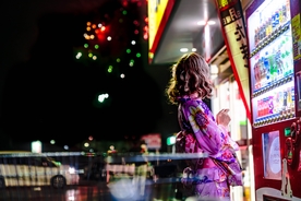 自动贩卖机 街头 女性