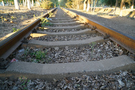 阳光下的铁路铁轨枕木