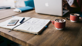 桌面上摊开的笔记本