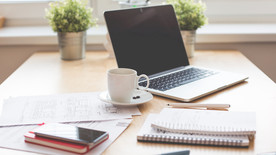 桌面上摊开的笔记本