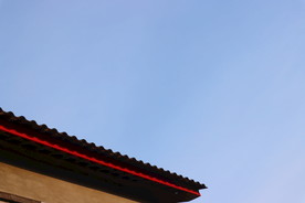 蓝天中一抹红