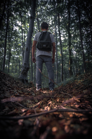 青年背影轮廓图片