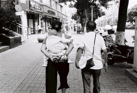 贵阳市人行道上的祖孙