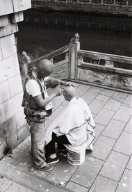 贵阳市南明河边理发摊