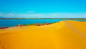 宁夏沙湖沙漠湖水相依