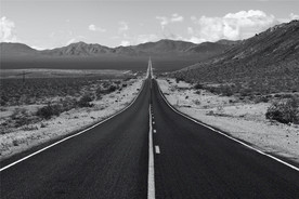 荒漠中笔直的公路